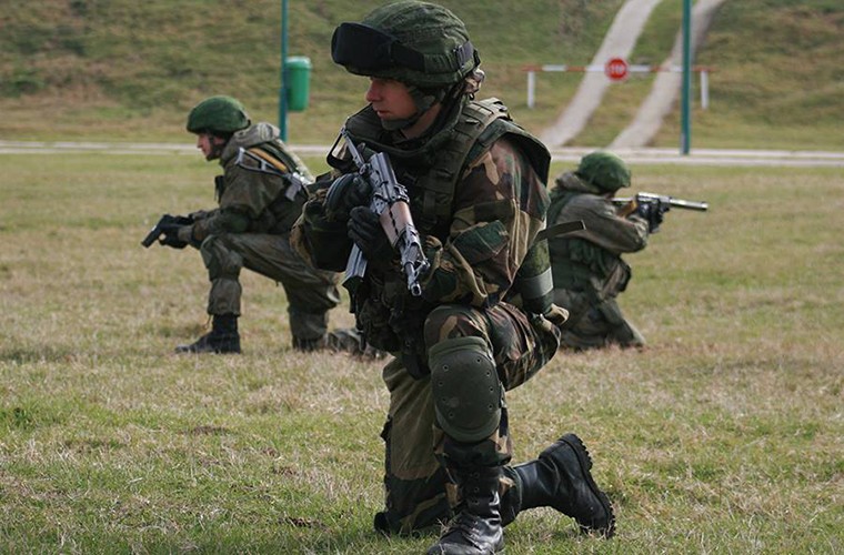 Linh du Nga bat ngo duoc lam quen voi vu khi NATO-Hinh-5