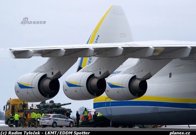 Ron nguoi canh dong co may bay An-225 toe lua suyt chet-Hinh-7