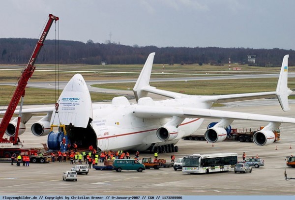 Ron nguoi canh dong co may bay An-225 toe lua suyt chet-Hinh-8