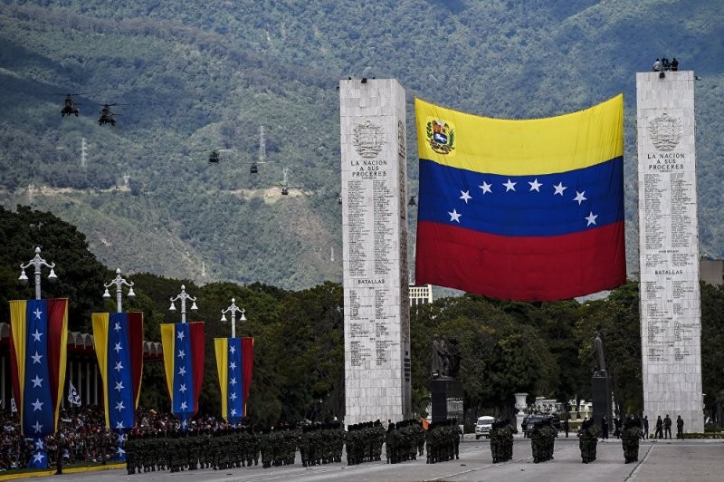 Khung hoang nghiem trong, Quan doi Venezuela van duyet binh hoanh trang-Hinh-10