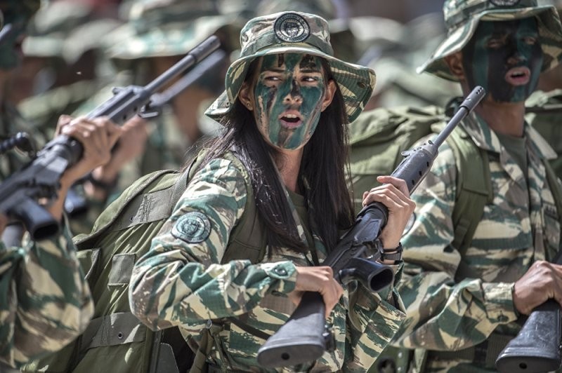 Khung hoang nghiem trong, Quan doi Venezuela van duyet binh hoanh trang-Hinh-11