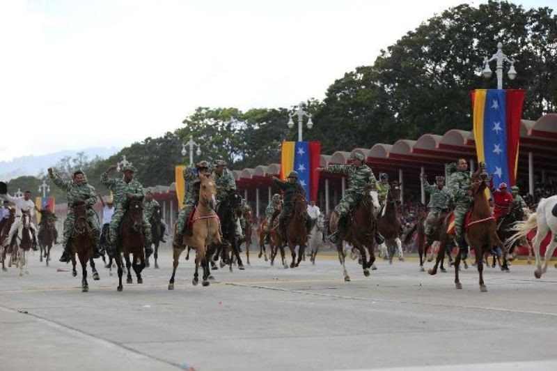 Khung hoang nghiem trong, Quan doi Venezuela van duyet binh hoanh trang-Hinh-5