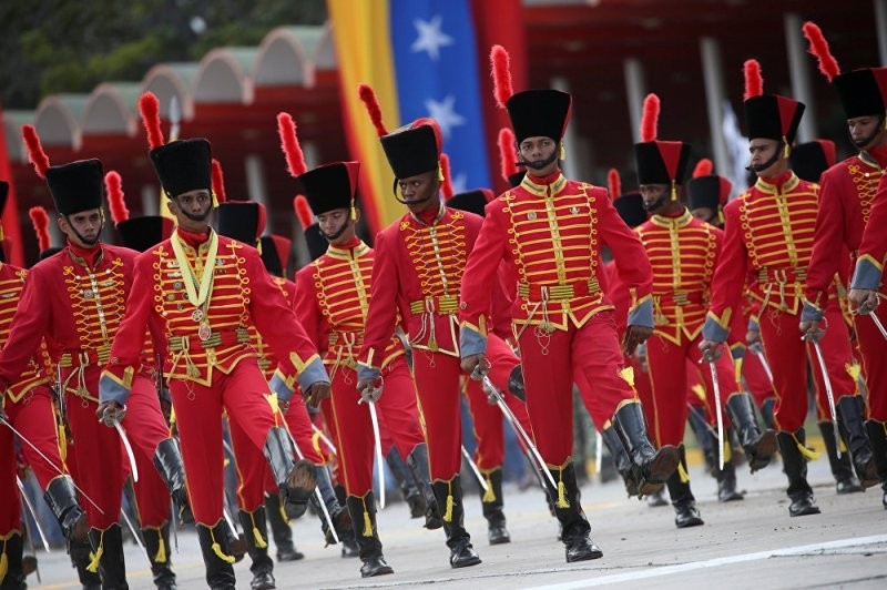 Khung hoang nghiem trong, Quan doi Venezuela van duyet binh hoanh trang-Hinh-8
