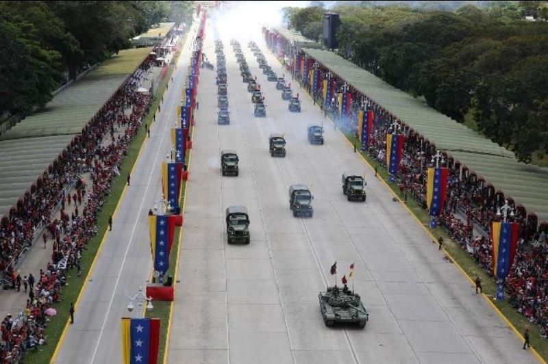 Khung hoang nghiem trong, Quan doi Venezuela van duyet binh hoanh trang