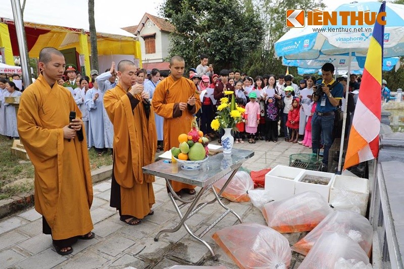 Kham pha ngoi co tu lau doi nhat mien Trung-Hinh-12