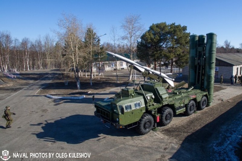 Ten lua S-400 se bao ve can cu tau ngam hat nhan Nga