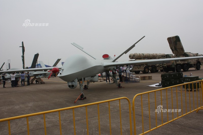 Hoa mat voi dan UAV Trung Quoc gioi thieu tai trien lam Chu Hai-Hinh-2
