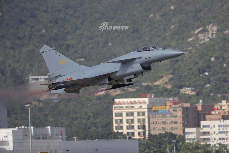 J-10B thuc hien dong tac 