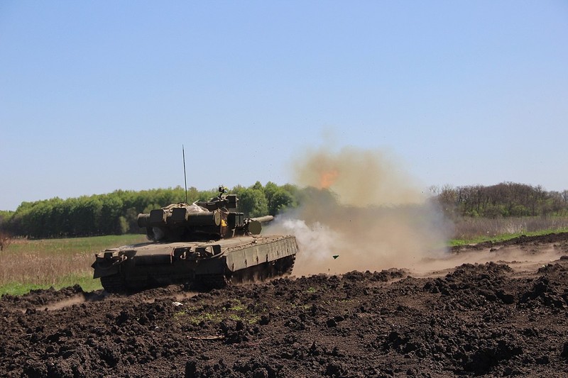 So hai T-72, T-90 Nga, Ukraine rao riet hoi sinh “tang bay” T-80-Hinh-13