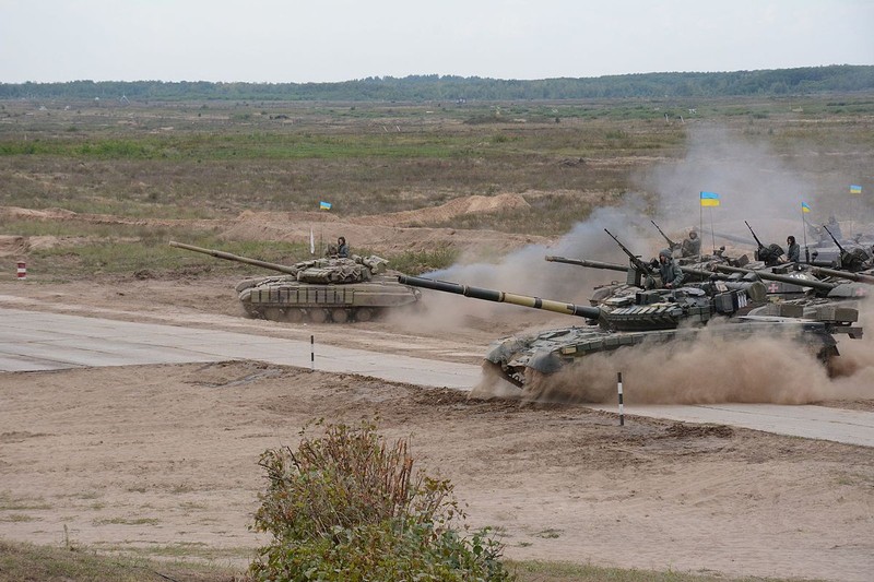 So hai T-72, T-90 Nga, Ukraine rao riet hoi sinh “tang bay” T-80-Hinh-15