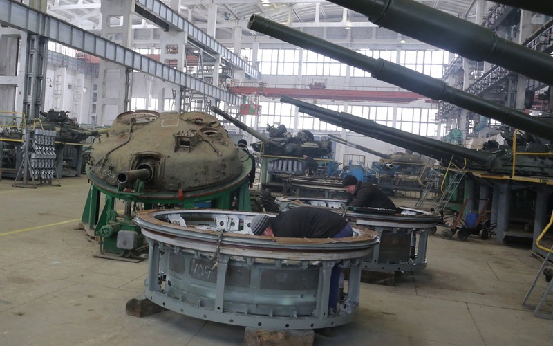 So hai T-72, T-90 Nga, Ukraine rao riet hoi sinh “tang bay” T-80-Hinh-4