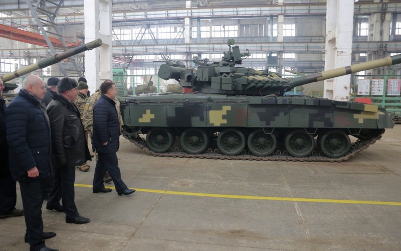 So hai T-72, T-90 Nga, Ukraine rao riet hoi sinh “tang bay” T-80-Hinh-6