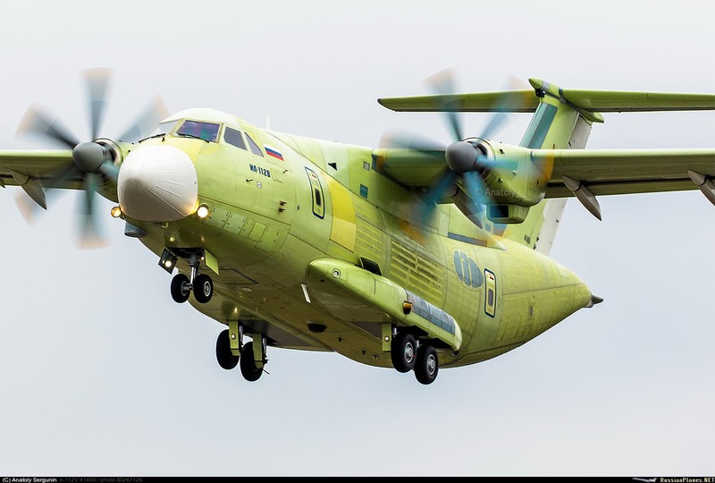 Tai sao bay thu thanh cong, Il-112V lai bi BQP Nga “mang sap mat”?