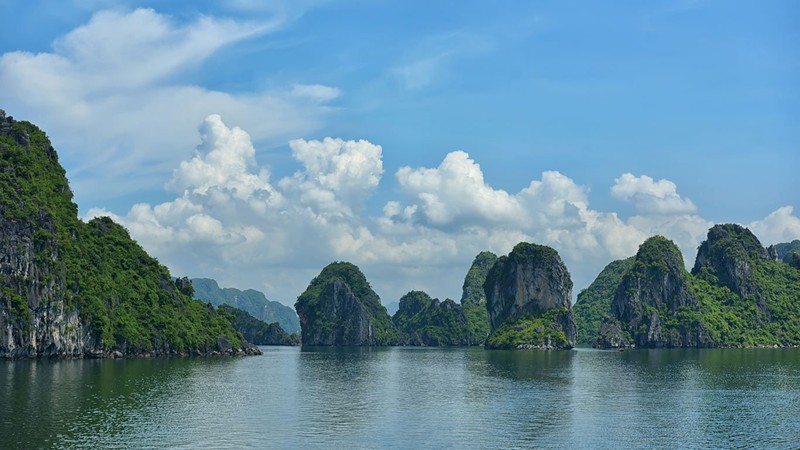 Ngo ngang: Hai tau san bay khong lo tung toi vinh Ha Long