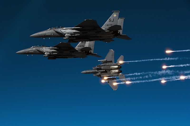 Lo dien “hau due” may bay bat kha chien bai F-15-Hinh-12