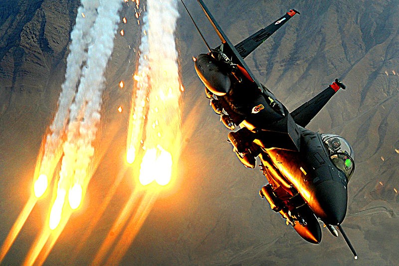 Lo dien “hau due” may bay bat kha chien bai F-15-Hinh-6