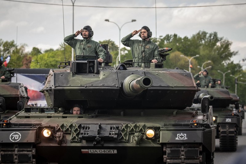 Ky niem 15 nam gia nhap NATO, Ba Lan duyet binh lon chua tung thay-Hinh-5