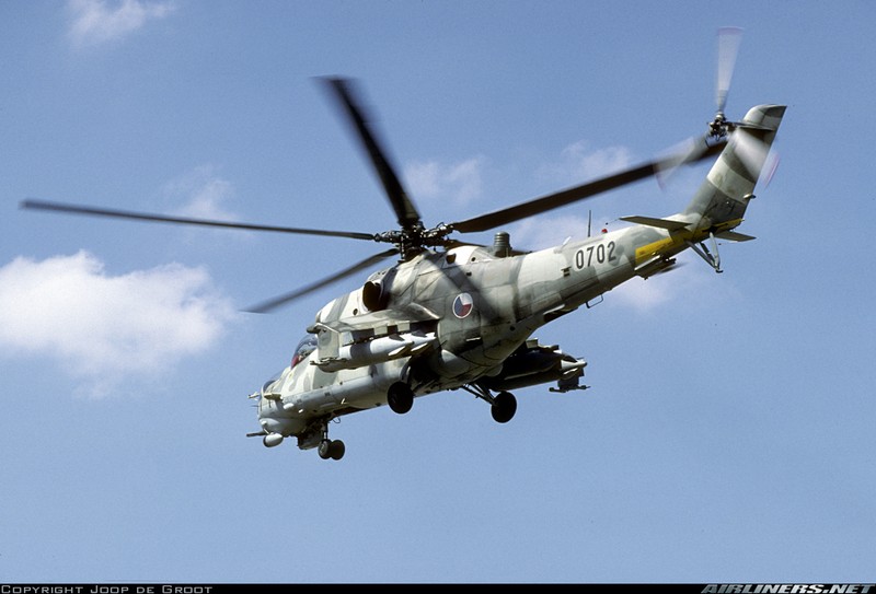 Day truc thang Mi-24 “ve vuon” de ruoc AH-1Z: Sai lam chet nguoi!-Hinh-11