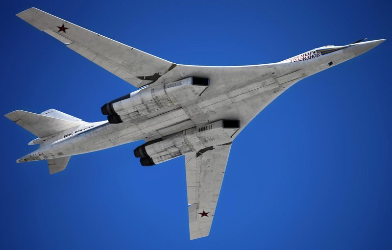 Kinh ngac: Phi cong Nga lai may bay Tu-160 bay 6000km khong nghi-Hinh-2