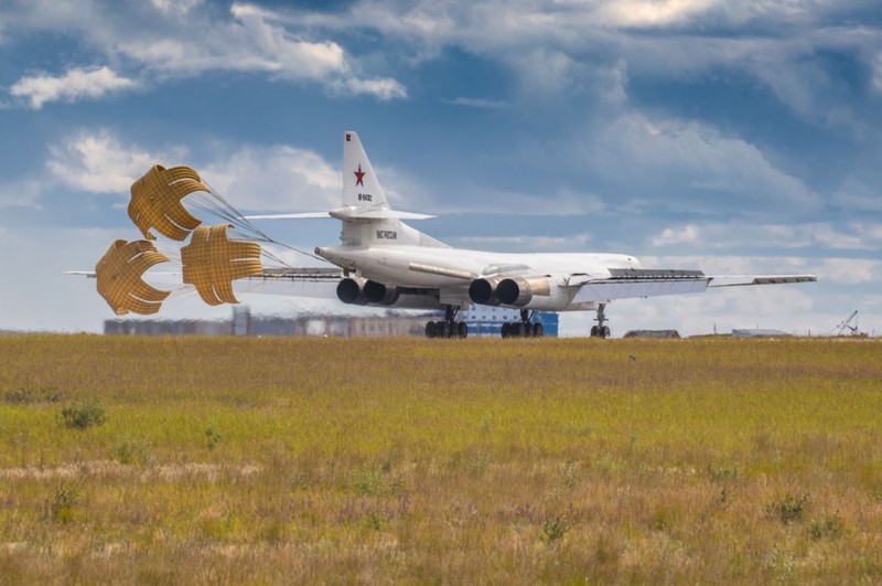 Kinh ngac: Phi cong Nga lai may bay Tu-160 bay 6000km khong nghi-Hinh-6