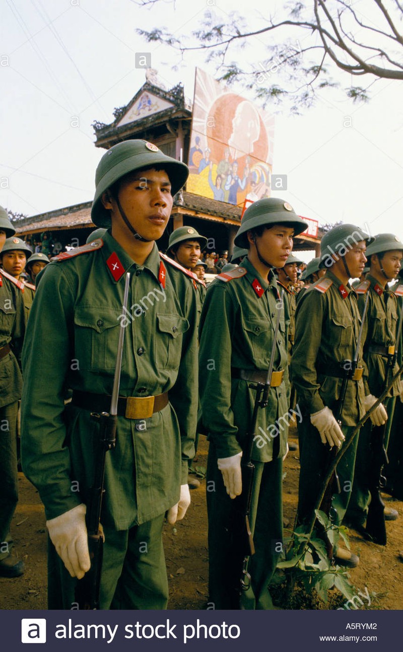 Loat anh mau cuc hiem duyet binh hoanh trang o Hue nam 1985-Hinh-2