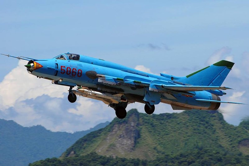 Bat ngo kha nang chien dau cua may bay huan luyen Su-22UM3K Viet Nam