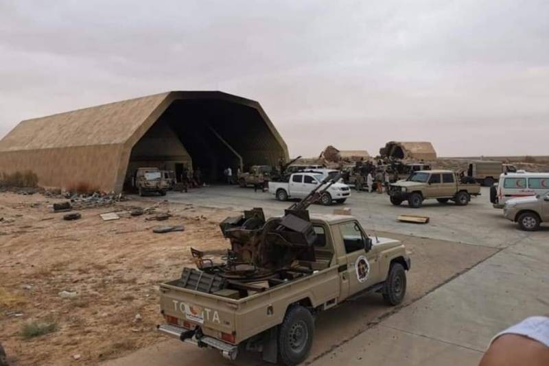 Libya cuc cang: Tuong Haftar de mat can cu khong quan al-Vatiya vao tay GNA