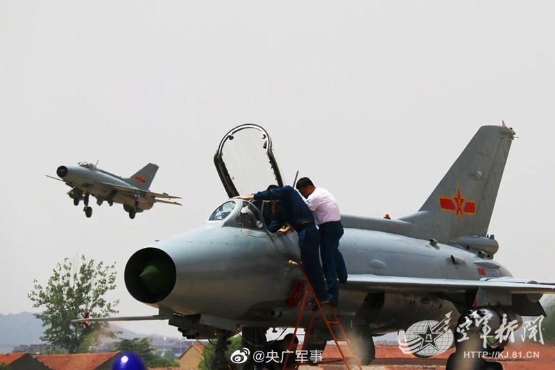 Ngac nhien: Trung Quoc van con su dung bien the cua MiG-21 Lien Xo-Hinh-2