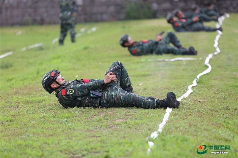 Chiem nguong dac nhiem Vu canh Trung Quoc huan luyen cuc khac nghiet-Hinh-7