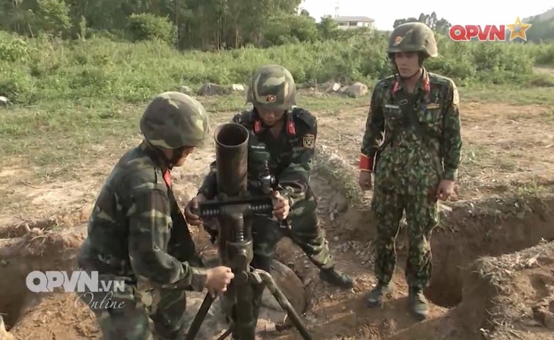 Phao binh Viet Nam huan luyen bang coi 100mm, cho toa sang o ARMY GAMES-Hinh-4