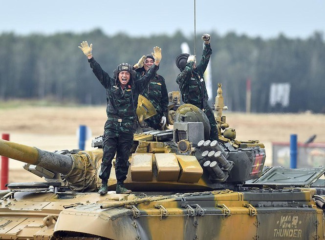 Xe tang T-90S/SK Viet Nam vuot troi hon han T-72B3 tai Tank Biathlon 2020