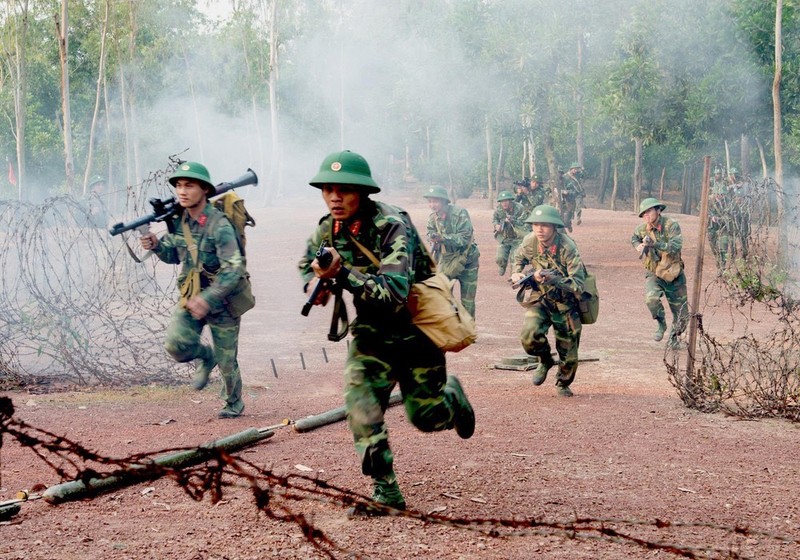 Trang bi tung buoc hien dai cua chien si bo binh Quan doi Viet Nam-Hinh-4