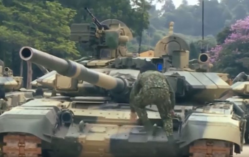 Nga boi roi truoc xe tang T-90 bang be tong cua Viet Nam-Hinh-7