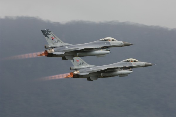 F-16 Dai Loan mat tich bi an: Bi ban ha hay dam xuong bien?-Hinh-8