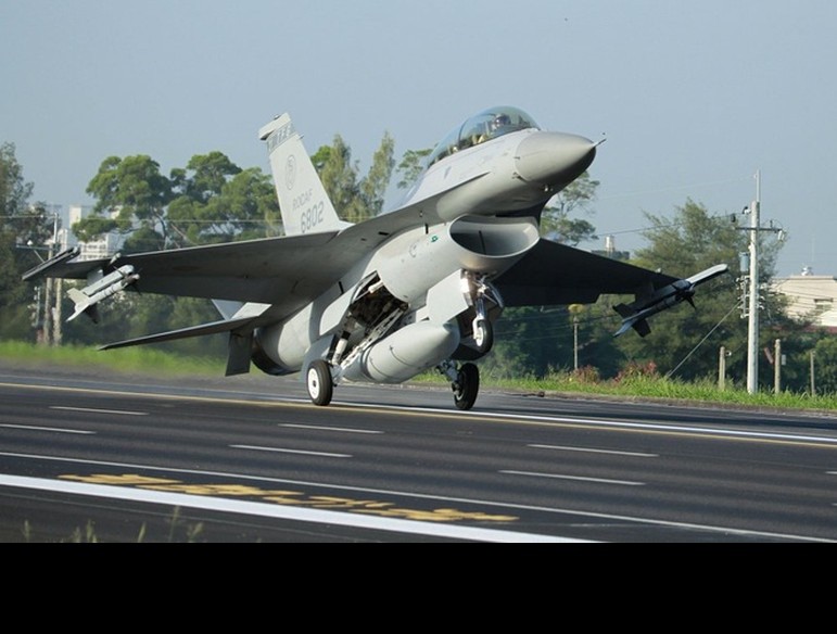 F-16 Dai Loan mat tich bi an: Bi ban ha hay dam xuong bien?-Hinh-4