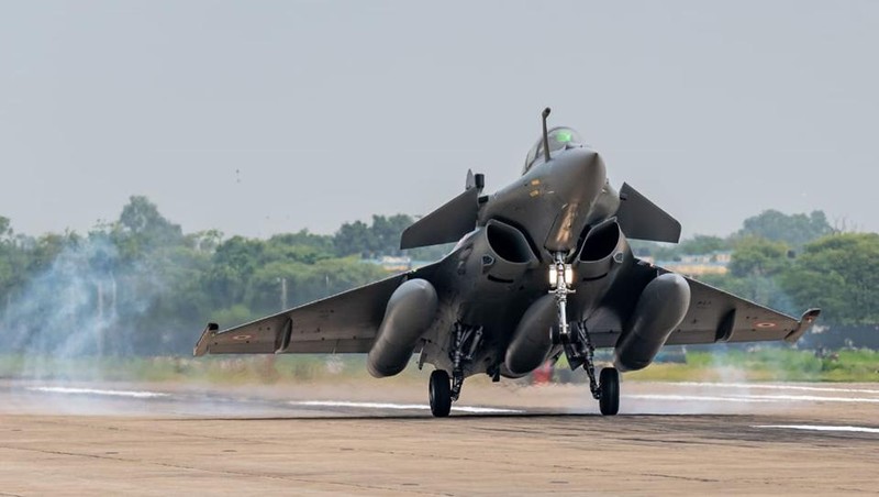 Trung Quoc chi can J-16 de chong lai Su-30 va Rafale cua An Do?-Hinh-13