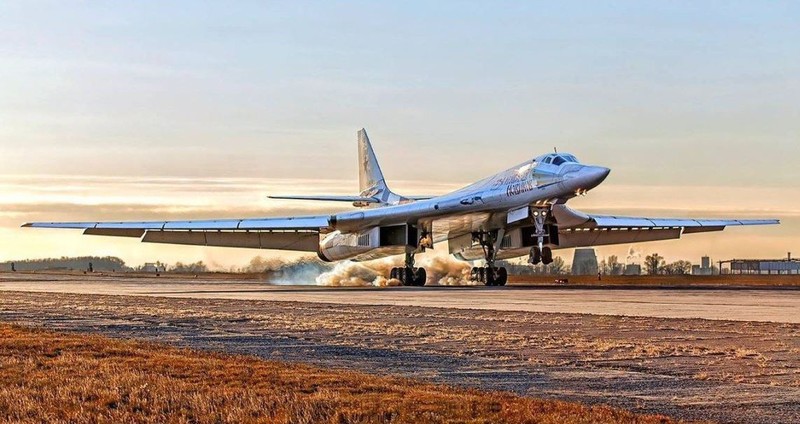 Nga nhan 8 may bay Tu-160 