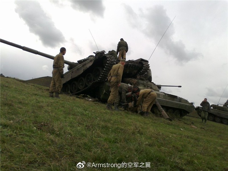 Hi huu: Xe tang T-72B tai nan tham khoc voi thiet giap BMP-2-Hinh-2