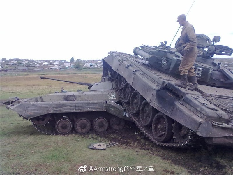 Hi huu: Xe tang T-72B tai nan tham khoc voi thiet giap BMP-2-Hinh-3