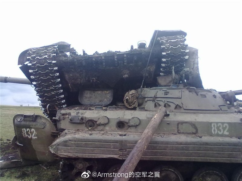 Hi huu: Xe tang T-72B tai nan tham khoc voi thiet giap BMP-2-Hinh-4