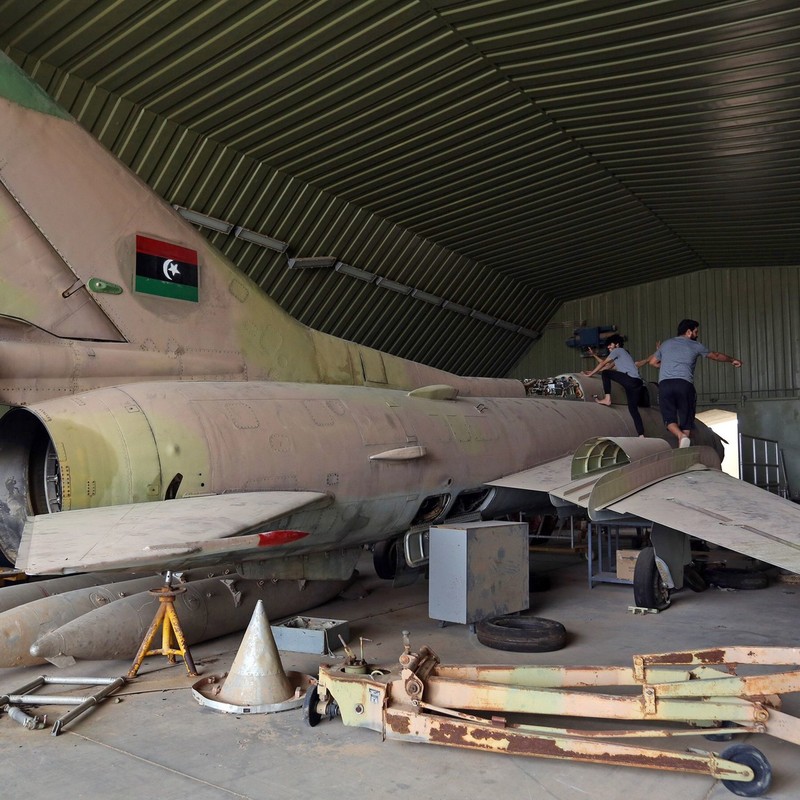 Khong quan Libya khoe cuong kich Su-24M moi cung vua nhap bien-Hinh-5