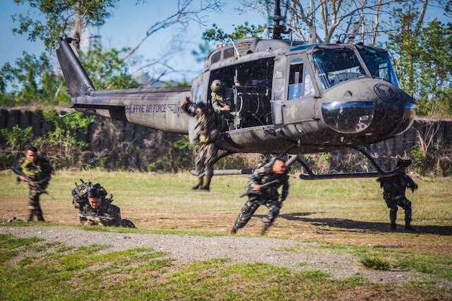 Toi gio Philippines moi tinh den chuyen cho truc thang UH-1 ve huu-Hinh-9