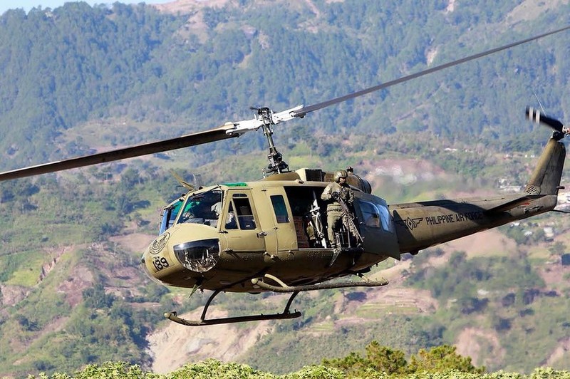 Toi gio Philippines moi tinh den chuyen cho truc thang UH-1 ve huu