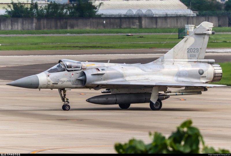 Vi sao chien dau co F-16 van dat hang, con Mirage 2000 thi khong?-Hinh-11