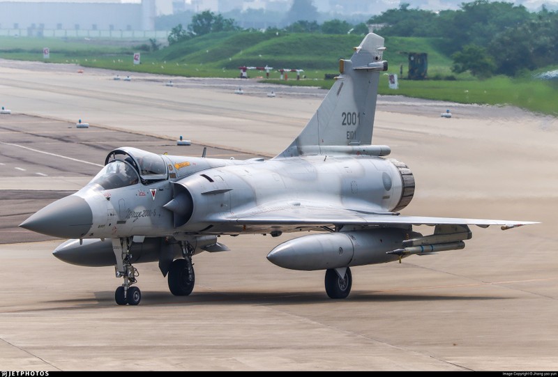 Vi sao chien dau co F-16 van dat hang, con Mirage 2000 thi khong?-Hinh-13