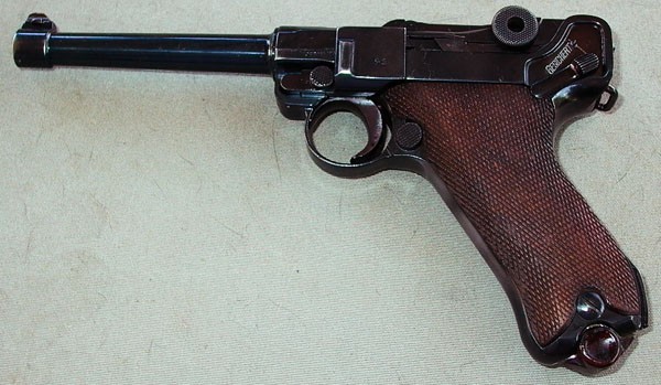 Cuoc dua giua 2 khau sung ngan huyen thoai Luger P-08 va Colt M-1911