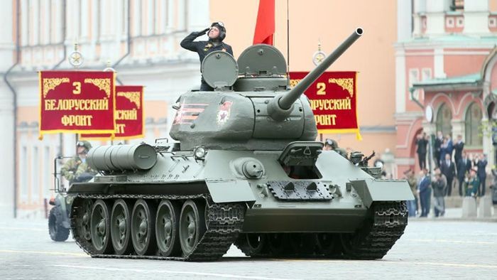Xe tang T-34 tu Lao chuan bi cho duyet binh o Nga-Hinh-3