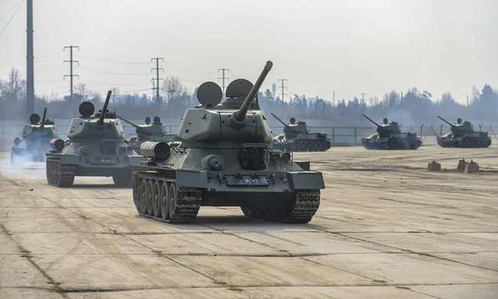 Xe tang T-34 tu Lao chuan bi cho duyet binh o Nga