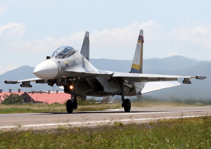 Noi tiem kich J-16 vuot troi voi Su-30MKI va Su-35 la 