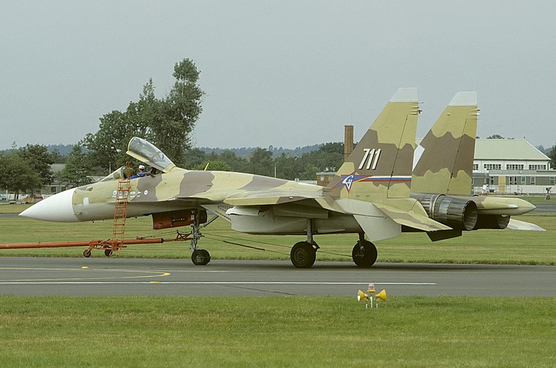 Tiem kich Su-37 mang danh 
